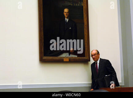 Le Président de la Réserve fédérale, Alan Greenspan entre dans la salle avant d'testifing avant une audience du Comité économique mixte sur les perspectives économiques des États-Unis, le 9 juin 2005 à Washington. Greenspan a parlé brièvement de le marché du logement, mais a déclaré qu'au cours de l'ensemble, l'économie était en bonne forme. Greenspan est la marche en avant d'un portrait de l'ancien président de l'Armed Services Comm. Carl Vinson. (Photo d'UPI/Michael Kleinfeld) Banque D'Images