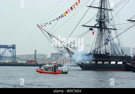 L'USS Constitution, le bien-aimé de Boston "vieux fer à repasser côtés', est escorté par de multiples ressources de la Garde côtière à Ft. L'indépendance de l'île au Château Hill dans le sud de Boston, où l'USS Contitution a tiré sa salve de 21 coups, et a ensuite été ramené à son dock à Charlestown Navy Yard le 11 juin 2005. (Photo d'UPI/Kelly Newlin/Garde côtière canadienne) Banque D'Images