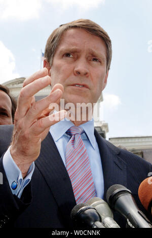 Sen. au chef de la majorité Bill Frist, R-TN, parle avec les membres de la presse devant la Maison Blanche après un déjeuner Républicain du Sénat avec le président George Bush le 21 juin 2005 à Washington. Frist a déclaré le président a parlé avec eux à propos de la nomination de John Bolton à l'ONU, et de faire des progrès sur la réforme de la sécurité sociale. (Photo d'UPI/Michael Kleinfeld) Banque D'Images
