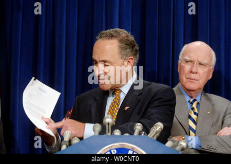 Le sénateur Charles Schumer, D-N.Y, parle aux membres de la presse alors que le sénateur Patrick Leahy, D-VT, regarde, lors d'une conférence de presse le 23 juin 2005 à Washington. Ils ont exhorté le président Bush à consulter le Sénat concernant les nominations à la Cour suprême. (Photo d'UPI/Michael Kleinfeld) Banque D'Images