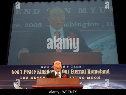 Le Révérend Sun Myung Moon s'adresse à tous ceux qui se sont réunis à l'Édifice de Ronald Reagan et Centre du commerce international le 26 juin 2005 à Washington. Lune a prononcé un discours intitulé "le Royaume de Dieu de la paix est la vraie Patrie de la Sainte Famille centrale.' lune, un riche homme d'affaires sud-coréen est le chef de l'Eglise de l'unification qui, parmi beaucoup d'autres choses est propriétaire de United Press International et le Washington Times. (Photo d'UPI/Michael Kleinfeld) Banque D'Images