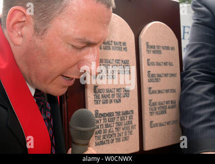 Le pasteur Rob Schenck, Président de la foi et de l'action, prêche de la bible après le verdict sur les dix commandements décision a été rendue par la Cour suprême à Washington le 27 juin 2005. La cour a décidé qu'il est inconstitutionnel pour poster des copies encadrées des dix commandements dans les palais de justice de comté mais permis d'avoir un monument commandements sur les terrains d'un State Capitol. (Photo d'UPI/Michael Kleinfeld) Banque D'Images