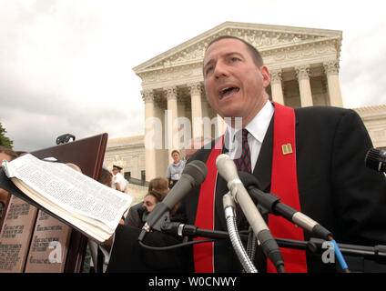 Le pasteur Rob Schenck, Président de la foi et de l'action, prêche de la bible après le verdict sur les dix commandements décision a été rendue par la Cour suprême à Washington le 27 juin 2005. La cour a décidé qu'il est inconstitutionnel pour poster des copies encadrées des dix commandements dans les palais de justice de comté mais permis d'avoir un monument commandements sur les terrains d'un State Capitol. (Photo d'UPI/Michael Kleinfeld) Banque D'Images