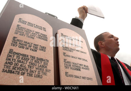 Le pasteur Rob Schenck, Président de la foi et de l'action, prêche de la bible après le verdict sur les dix commandements décision a été rendue par la Cour suprême à Washington le 27 juin 2005. La cour a décidé qu'il est inconstitutionnel pour poster des copies encadrées des dix commandements dans les palais de justice de comté mais permis d'avoir un monument commandements sur les terrains d'un State Capitol. (Photo d'UPI/Michael Kleinfeld) Banque D'Images