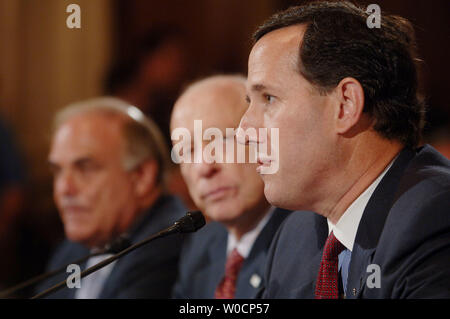 Le sénateur Rick Santorum, R-PA, témoigne à l'audience concernant une base militaire BRAC fermetures dans son état de Pennsylvanie le 7 juillet 2005 à Washington. Le sénateur Arlen Specter, R-PA, centre, et le gouverneur Ed Rendell. Santorum a été posée sur les attentats de Londres ce matin, et il a dit qu'elle réitère la nécessité de garder les bases ouvrir parce qu'ils fournissent un appui aérien pour la sécurité nationale. (Photo d'UPI/Michael Kleinfeld) Banque D'Images