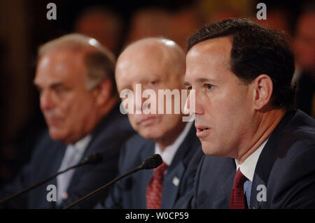 Le sénateur Rick Santorum, R-PA, témoigne à l'audience concernant une base militaire BRAC fermetures dans son état de Pennsylvanie le 7 juillet 2005 à Washington. Le sénateur Arlen Specter, R-PA, centre, et le gouverneur Ed Rendell. Santorum a été posée sur les attentats de Londres ce matin, et il a dit qu'elle réitère la nécessité de garder les bases ouvrir parce qu'ils fournissent un appui aérien pour la sécurité nationale. (Photo d'UPI/Michael Kleinfeld) Banque D'Images