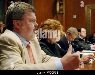 Kenneth Tomlinson, Président du Conseil d'administration de la DGPC, témoigne devant le comité du Sénat sur le financement des crédits CPE le 11 juillet 2005 à Washington. PBS a été critiqué par les Républicains qui ont prétendu au canal gauche de diffusion et de programmation ne devrait pas recevoir un financement du congrès. (Photo d'UPI/Michael Kleinfeld) Banque D'Images