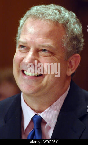 John Lawson, président-directeur général, Association des stations de télévision publique témoigne devant le comité du Sénat sur le financement des crédits CPE le 11 juillet 2005 à Washington. PBS a été critiqué par les Républicains qui ont prétendu au canal gauche de diffusion et de programmation ne devrait pas recevoir un financement du congrès. (Photo d'UPI/Michael Kleinfeld) Banque D'Images