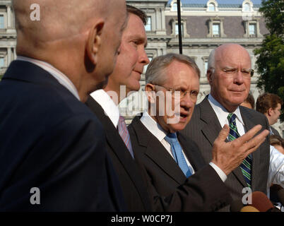 Le sénateur Harry Reid, D-NV, parle avec les membres de la presse devant la Maison Blanche le 12 juillet 2005, avec le sénateur Arlen Specter, R-PA, à gauche, le sénateur Bill Frist, R-TN, centre gauche, et le sénateur Patrick Leahy, D-VT. Ils ont dit qu'ils s'est entretenu avec le président de la Cour suprême concernant d'éventuels candidats, et dit que c'était une discussion franche et utile. (Photo d'UPI/Michael Kleinfeld) Banque D'Images