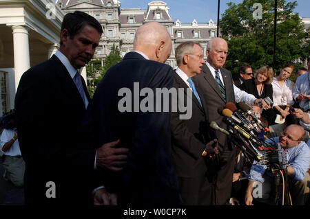 Le sénateur Harry Reid, D-NV, parle avec les membres de la presse devant la Maison Blanche le 12 juillet 2005, avec le sénateur Arlen Specter, R-PA, à gauche, le sénateur Bill Frist, R-TN, extrême gauche, et le sénateur Patrick Leahy, D-VT. Ils ont dit qu'ils s'est entretenu avec le président de la Cour suprême concernant d'éventuels candidats, et dit que c'était une discussion franche et utile. (Photo d'UPI/Michael Kleinfeld) Banque D'Images