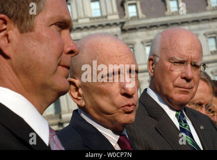 Le sénateur Arlen Specter, R-PA, parle avec les membres de la presse devant la Maison Blanche le 12 juillet 2005, avec le sénateur Harry Reid, D-NV, à droite, le sénateur Bill Frist, R-TN, à gauche, et le sénateur Patrick Leahy, D-VT. Ils ont dit qu'ils s'est entretenu avec le président de la Cour suprême concernant d'éventuels candidats, et dit que c'était une discussion franche et utile. (Photo d'UPI/Michael Kleinfeld) Banque D'Images