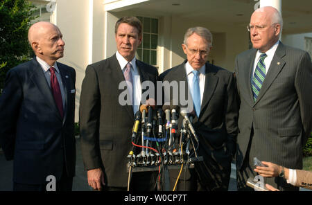 Le sénateur Harry Reid, D-NV, parle avec les membres de la presse devant la Maison Blanche le 12 juillet 2005, avec le sénateur Arlen Specter, R-PA, à gauche, le sénateur Bill Frist, R-TN, centre gauche, et le sénateur Patrick Leahy, D-VT. Ils ont dit qu'ils s'est entretenu avec le président de la Cour suprême concernant d'éventuels candidats, et dit que c'était une discussion franche et utile. (Photo d'UPI/Michael Kleinfeld) Banque D'Images