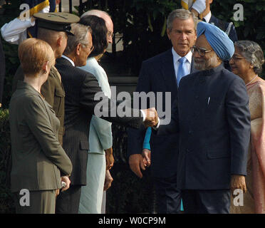 Le Premier Ministre indien Manmohan Singh, serre la main avec le secrétaire américain à la défense Donald Rumsfeld, le président américain George W. Bush ressemble à une visite d'État au cours de la cérémonie d'arrivée à la Maison Blanche le 18 juillet 2005. (Photo d'UPI/Roger L. Wollenberg) Banque D'Images