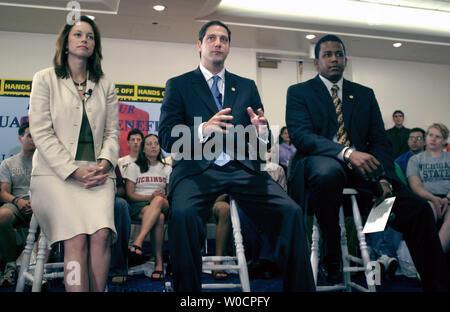 Mme Stéphanie Herseth (D-SD) (L), M. Tim Ryan (D-OH) et le membre du Congrès Kendrick Meek (D-FL) (R) spreak sur l'avenir de la sécurité sociale à un 'quelque chose' 30 Groupe de sécurité sociale réunion publique sur la colline du Capitole à Washington le 21 juillet 2005. (UPI Photo/Kevin Dietsch) Banque D'Images