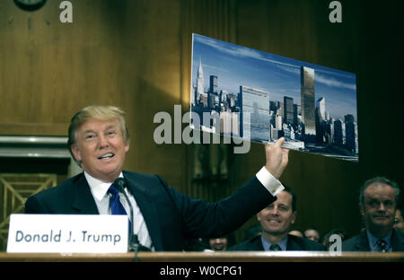 Donald Trump, président et président de l'équipe de Donald Trump témoigne devant un sous-comité du Sénat américain sur la rénovation du Siège de l'ONU sur la colline du Capitole à Washington le 21 juillet 2005. Trump a été présenté comme un expert en construction dans la ville de New York, où le siège de l'ONU est situé. (UPI Photo/Kevin Dietsch) Banque D'Images