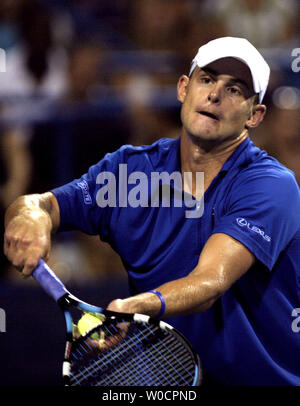 Andy Roddick se prépare à servir de Juan Ignacio Chela au cours de la troisième série de la Legg Mason Tennis Classic tenue à la William H.G. Fitzgerald Tennis Center à Washignton D.C. le 4 août 2005. Roddick défait Giovanni 3 set à 2. (UPI Photo/Kevin Dietsch) Banque D'Images