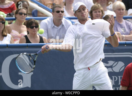 Andy Roddick renvoie la balle contre James Blake lors de la finale du tournoi à la ronde Legg Mason Tennis Classic à la William H.G. Fitzgerald Tennis Center à Washington, D.C. le 7 août 2005. Roddick bat Blake en deux sets d'occuper la première place. (UPI Photo/Kevin Dietsch) Banque D'Images