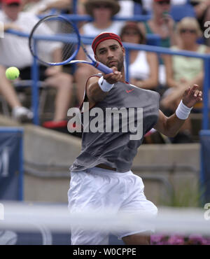 James Blake renvoie la balle contre Andy Roddick au cours de la ronde finale du tournoi au Legg Mason Tennis Classic à la William H.G. Fitzgerald Tennis Center à Washington, D.C. le 7 août 2005. Roddick bat Blake en deux sets d'occuper la première place. (UPI Photo/Kevin Dietsch) Banque D'Images