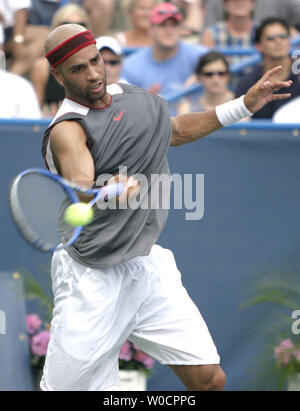 James Blake renvoie la balle contre Andy Roddick au cours de la ronde finale du tournoi au Legg Mason Tennis Classic à la William H.G. Fitzgerald Tennis Center à Washington, D.C. le 7 août 2005. Roddick bat Blake en deux sets d'occuper la première place. (UPI Photo/Kevin Dietsch) Banque D'Images