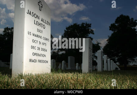 Les pierres tombales des soldats américains tombés à partir de l'Iraq et la guerre afghane sont gravés par le Pentagone a créé les noms opérationnels, au cimetière national d'Arlington, à Arlington, VA le 24 août 2005. Il s'agit d'un changement du passé les guerres, où la pierre tombale des fallens ont été inscrits avec seulement le nom de la guerre. (UPI Photo/Kevin Dietsch) Banque D'Images