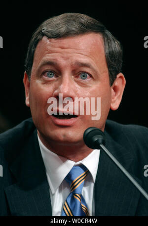 Le juge en chef de la Cour suprême des États-Unis juge John Roberts candidat témoigne devant le Comité judiciaire du Sénat au cours de la troisième journée de son audience de confirmation sur la colline du Capitole à Washington le 14 septembre 2005. (UPI Photo/Kevin Dietsch) Banque D'Images