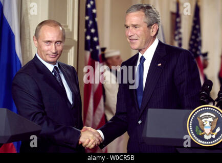 Le Président George Bush serre la main avec le président russe Vladimir Poutine après une session conjointe à la Maison Blanche le 16 septembre 2005. Bush a remercié Poutine pour son soutien constant à l'ouragan Katrina. (UPI Photo/Kevin Dietsch) Banque D'Images