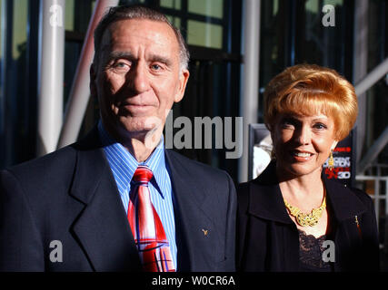 Le capitaine Jim Lovell d'Apollo 8 et 13, marche le tapis rouge avec sa femme à le premier ministre de l'IMAX film Magnifique désolation : Marchons sur la Lune présenté par Tom Hanks, au National Air and Space Museum à Washington le 21 septembre 2005. (UPI/Photo Kevin Dietsch) Banque D'Images