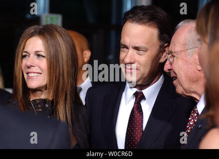 Acteur Tom Hanks et son whife Rita Wilson marche sur le tapis rouge à la premier ministre de l'IMAX film Magnifique désolation : Marcher sur la Lune, au National Air and Space Museum à Washington le 21 septembre 2005. Hanks a co-écrit, produit et présenté le film. (UPI/Photo Kevin Dietsch) Banque D'Images