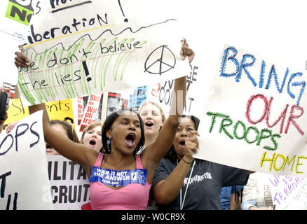 Anti-War démonstrateur, Starr Oliver, 19 de Brooklyn New York, participe à un rassemblement à Washington le 24 septembre 2005. Des milliers de manifestants anti-guerre se sont rassemblées devant la Maison Blanche, exigeant le retrait des troupes américaines d'Irak. (UPI/Photo Kevin Dietsch) Banque D'Images