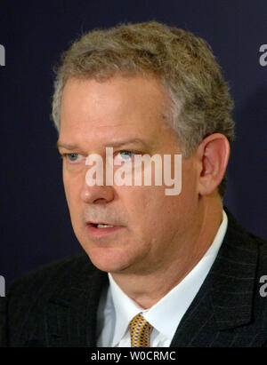 John Lawson, président-directeur général de l'Association des stations de télévision publique, parle de la télévision publique lancement de programmation numérique pour diffusion et câble pendant une nouvelle conférence le 12 octobre, 2005. (Photo d'UPI/Roger L. Wollenberg) Banque D'Images