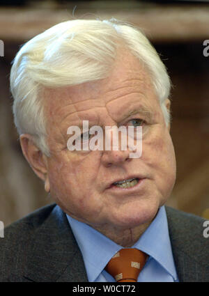 Le sénateur Ted Kennedy, D-Mass., discute le retrait de Harriet Miers comme un candidat à la Cour suprême des États-Unis au Capitole à Washington le 27 octobre 2005. Miers a retiré sa candidature tôt ce matin. (Photo d'UPI/Roger L. Wollenberg) Banque D'Images