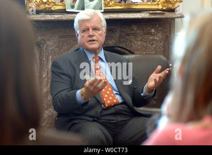 Le sénateur Ted Kennedy, D-Mass., discute le retrait de Harriet Miers comme un candidat à la Cour suprême des États-Unis au Capitole à Washington le 27 octobre 2005. Miers a retiré sa candidature tôt ce matin. (Photo d'UPI/Roger L. Wollenberg) Banque D'Images