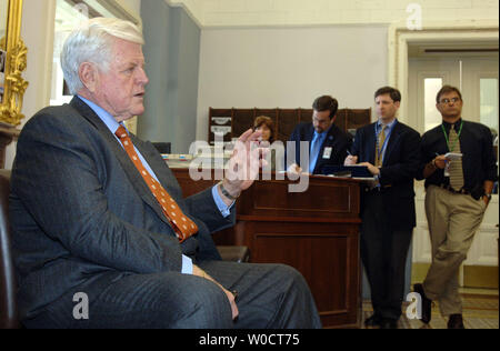 Le sénateur Ted Kennedy, D-Mass., discute le retrait de Harriet Miers comme un candidat à la Cour suprême des États-Unis au Capitole à Washington le 27 octobre 2005. Miers a retiré sa candidature tôt ce matin. (Photo d'UPI/Roger L. Wollenberg) Banque D'Images