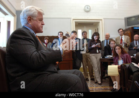 Le sénateur Ted Kennedy, D-Mass., discute le retrait de Harriet Miers comme un candidat à la Cour suprême des États-Unis au Capitole à Washington le 27 octobre 2005. Miers a retiré sa candidature tôt ce matin. (Photo d'UPI/Roger L. Wollenberg) Banque D'Images