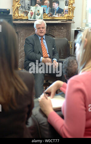 Le sénateur Ted Kennedy, D-Mass., discute le retrait de Harriet Miers comme un candidat à la Cour suprême des États-Unis au Capitole à Washington le 27 octobre 2005. Miers a retiré sa candidature tôt ce matin. (Photo d'UPI/Roger L. Wollenberg) Banque D'Images