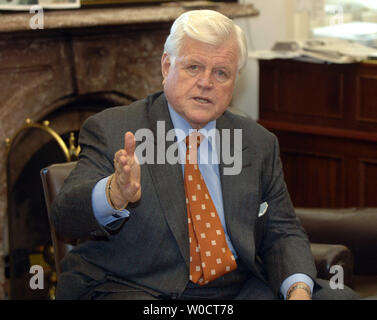 Le sénateur Ted Kennedy, D-Mass., discute le retrait de Harriet Miers comme un candidat à la Cour suprême des États-Unis au Capitole à Washington le 27 octobre 2005. Miers a retiré sa candidature tôt ce matin. (Photo d'UPI/Roger L. Wollenberg) Banque D'Images