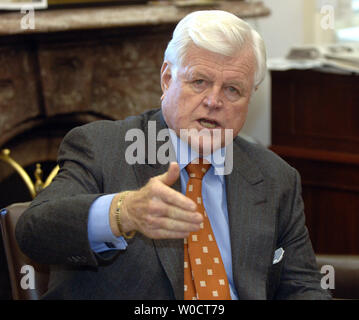 Le sénateur Ted Kennedy, D-Mass., discute le retrait de Harriet Miers comme un candidat à la Cour suprême des États-Unis au Capitole à Washington le 27 octobre 2005. Miers a retiré sa candidature tôt ce matin. (Photo d'UPI/Roger L. Wollenberg) Banque D'Images