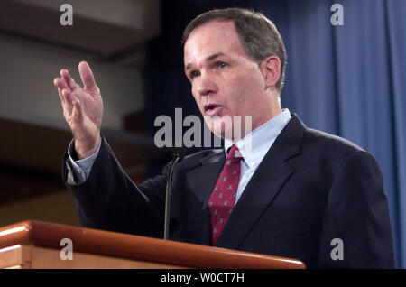 Ministère de la Justice l'avocat spécial Patrick J. Fitzgerald parle lors d'une conférence de presse à propos de hauts officiels de la Maison Blanche I. Lewis Libby's accusation, au ministère de la Justice à Washington le 28 octobre, 2005. Libby a été inculpé aujourd'hui à l'obstruction de la justice, de fausse déclaration et le parjure des frais pour avoir menti au sujet de quand et comment il a révélé aux journalistes des informations classifiées. (UPI Photo/Kevin Dietsch) Banque D'Images