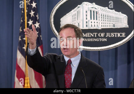 Ministère de la Justice l'avocat spécial Patrick J. Fitzgerald parle lors d'une conférence de presse à propos de hauts officiels de la Maison Blanche I. Lewis Libby's accusation, au ministère de la Justice à Washington le 28 octobre, 2005. Libby a été inculpé aujourd'hui à l'obstruction de la justice, de fausse déclaration et le parjure des frais pour avoir menti au sujet de quand et comment il a révélé aux journalistes des informations classifiées. (UPI Photo/Kevin Dietsch) Banque D'Images