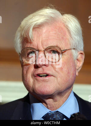 Le sénateur Ted Kennedy, D-Mass., traite d'un nouveau film intitulé 'WAL-MART : Le coût élevé des bas prix,' au cours d'une conférence de presse sur la colline du Capitole à Washington le 15 novembre 2005. Le film examine les pratiques de Wal-Mart et les politiques et leur impact sur ses travailleurs, la concurrence et l'économie mondiale. (Photo d'UPI/Roger L. Wollenberg) Banque D'Images