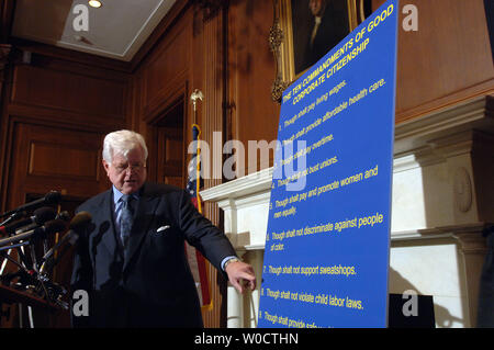Le sénateur Ted Kennedy, D-Mass., traite d'un nouveau film intitulé 'WAL-MART : Le coût élevé des bas prix,' au cours d'une conférence de presse sur la colline du Capitole à Washington le 15 novembre 2005. Le film examine les pratiques de Wal-Mart et les politiques et leur impact sur ses travailleurs, la concurrence et l'économie mondiale. (Photo d'UPI/Roger L. Wollenberg) Banque D'Images