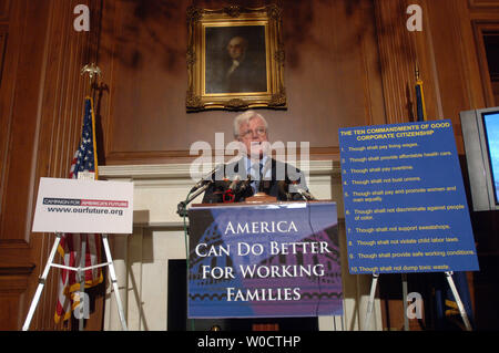 Le sénateur Ted Kennedy, D-Mass., traite d'un nouveau film intitulé 'WAL-MART : Le coût élevé des bas prix,' au cours d'une conférence de presse sur la colline du Capitole à Washington le 15 novembre 2005. Le film examine les pratiques de Wal-Mart et les politiques et leur impact sur ses travailleurs, la concurrence et l'économie mondiale. (Photo d'UPI/Roger L. Wollenberg) Banque D'Images