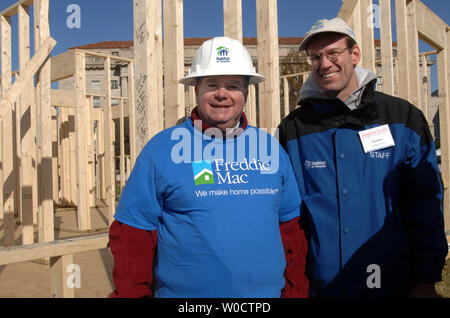 Président de Freddie Mac Gene McQuade (L) et chef de la direction de Habitat for Humanity International Jonathan Reckford posent pour une photo en face d'une maison Habitat pour l'humanité au cours de l'Habitat pour l'humanité Nord construit projet, à Washington le 18 novembre 2005. Le projet appuie l'Amérique est une longue semaine 51 construire maison pour les familles touchées par l'ouragan Katrina de la région du golfe du Mexique. (UPI Photo/Kevin Dietsch) Banque D'Images