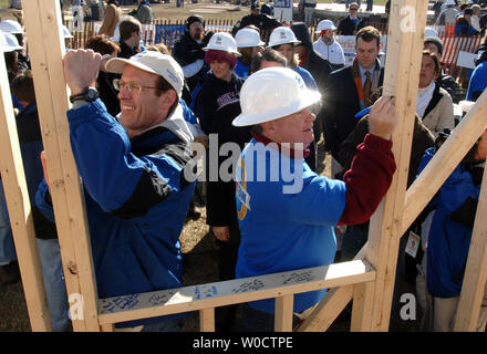 Chef de la direction de Habitat for Humanity International Jonathan Reckford (L) et président de Freddie Mac Gene McQuade écrire une note sur une maison Habitat pour l'humanité au cours de l'Habitat pour l'humanité Nord construit projet, à Washington le 18 novembre 2005. Le projet appuie l'Amérique est une longue semaine 51 construire maison pour les familles touchées par l'ouragan Katrina de la région du golfe du Mexique. (UPI Photo/Kevin Dietsch) Banque D'Images