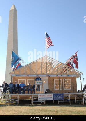 Chef de Habitat for Humanity International Jonathan Reckford parle devant une maison qui sera versé à une famille touchée de l'ouragan Katrina à la cérémonie de clôture de l'Habitat pour l'humanité s'inspire de l'Amérique projet, à Washington le 18 novembre 2005. Le projet appuie l'Amérique est une longue semaine 51 construire maison pour les familles touchées par l'ouragan de la région du golfe du Mexique. (UPI Photo/Kevin Dietsch) Banque D'Images