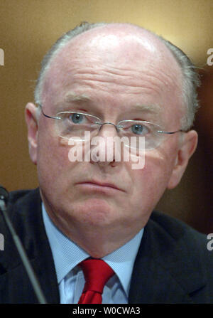 Président et chef de la Chevron Corporation David O'Reilly témoigne devant un sénat du Commerce, de la science et des transports et le Comité sénatorial permanent de l'énergie et des ressources naturelles sur l'audience du comité des prix de l'énergie et les profits des producteurs sur la colline du Capitole à Washington le 9 novembre 2005. (UPI Photo/Kevin Dietsch) Banque D'Images