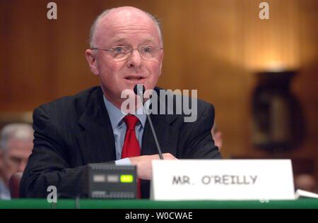 Président et chef de la Chevron Corporation David O'Reilly témoigne devant un sénat du Commerce, de la science et des transports et le Comité sénatorial permanent de l'énergie et des ressources naturelles sur l'audience du comité des prix de l'énergie et les profits des producteurs sur la colline du Capitole à Washington le 9 novembre 2005. (UPI Photo/Kevin Dietsch) Banque D'Images