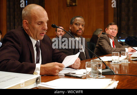 Scott Wells, l'agent coordonnateur fédéral de la FEMA, le Bureau Conjoint, Baton Rouge, Louisiane, Philip Parr, sous-agent fédéral de coordination conjointe, la FEMA Field Office, Austin, Texas, et William Carwile, ancien agent de coordination fédéral, la FEMA Bureau commune sur le terrain, Biloxi, Mississippi, (l à r) témoigner devant le Sénat la sécurité intérieure et les affaires gouvernementales audience de comité au sujet de la réponse de la FEMA à l'ouragan Katrina sur la colline du Capitole à Washington le 8 décembre 2005. (Photo d'UPI/Roger L. Wollenberg) Banque D'Images