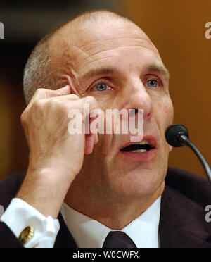 Scott Wells, l'agent coordonnateur fédéral de la FEMA, le Bureau Conjoint, Baton Rouge, Louisiane, témoigne devant le Sénat la sécurité intérieure et les affaires gouvernementales audience de comité au sujet de la réponse de la FEMA à l'ouragan Katrina sur la colline du Capitole à Washington le 8 décembre 2005. (Photo d'UPI/Roger L. Wollenberg) Banque D'Images