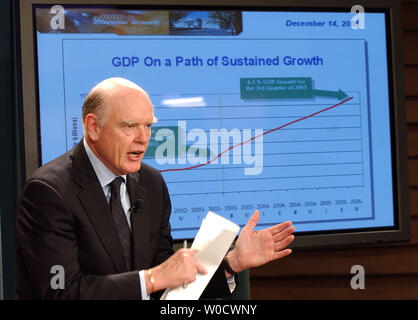 Le Secrétaire au Trésor, John Snow, tient une conférence de presse pour discuter de l'économie à la fin de l'année au ministère du Trésor à Washington le 14 décembre 2005. Il a dit que l'économie est en grande forme, se développe à un bon clip avec une inflation faible, et que les réductions d'impôt de l'administration avait une grande incidence positive. (Photo d'UPI/Roger L. Wollenberg) Banque D'Images